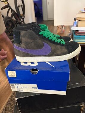 Nike mens Black Sneakers with Purple Accents